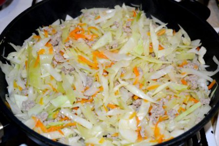 Вкусная тушеная капуста с фаршем.