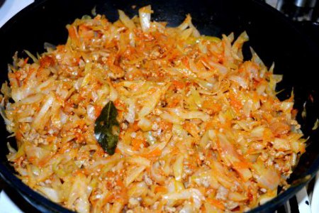 Вкусная тушеная капуста с фаршем.