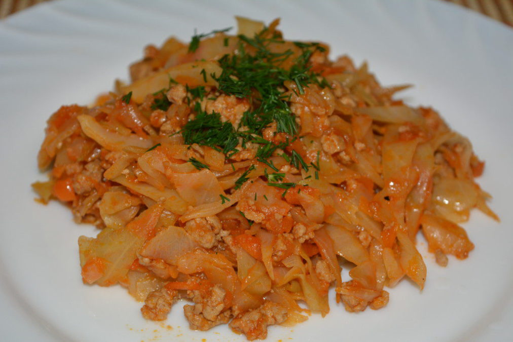 Вкусная тушеная капуста с фаршем.