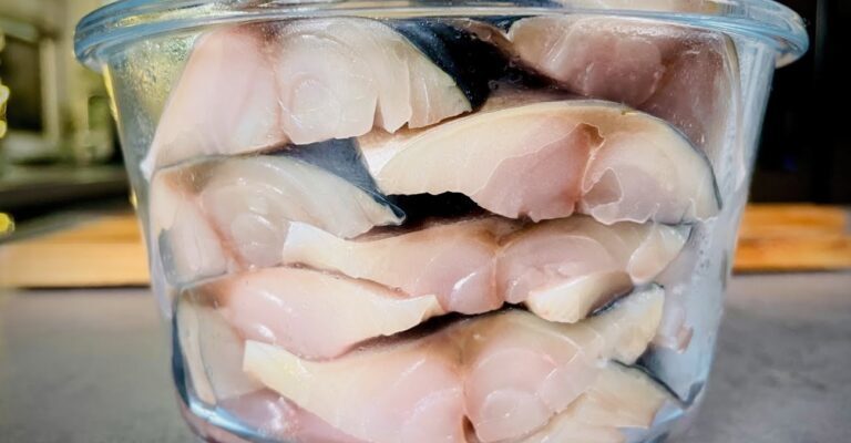 С виду скумбрия, а на вкус семга: мой фирменный маринад выпрашивают все гости