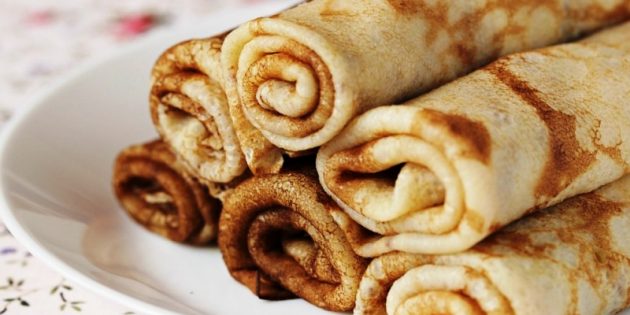 8 рецептов нежных и тонких блинов. Приготовьте их на молоке, кефире, сметане или воде, с яблоком и даже без муки.