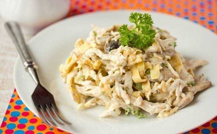 Белковый салат с курицей и омлетом для ПП-ужина!