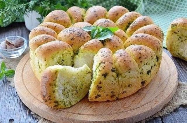 ХЛЕБ ПШЕНИЧНЫЙ С ЗЕЛЕНЬЮ И ЧЕСНОКОМ — объедение просто