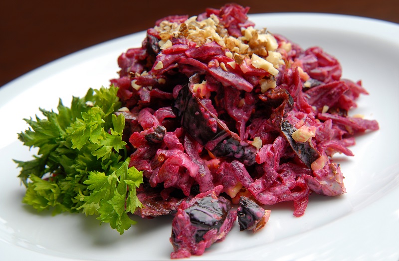 Для желудка и для кишечника: 12 вкусных салатов с черносливом. Восполнят нехватку витаминов