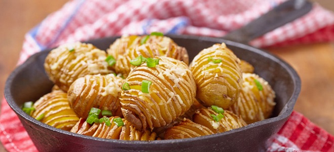 Картошка «Гармошка», запеченная с беконом, сыром, салом и колбасой