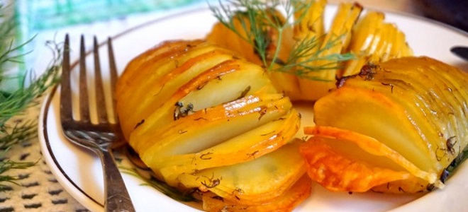 Картошка «Гармошка», запеченная с беконом, сыром, салом и колбасой