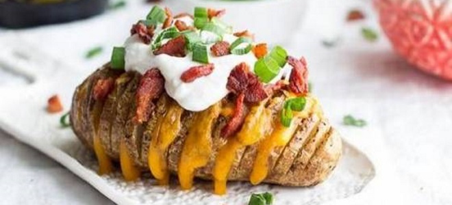 Картошка «Гармошка», запеченная с беконом, сыром, салом и колбасой