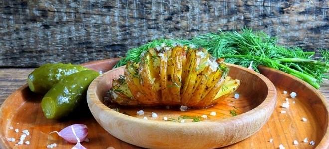 Картошка «Гармошка», запеченная с беконом, сыром, салом и колбасой