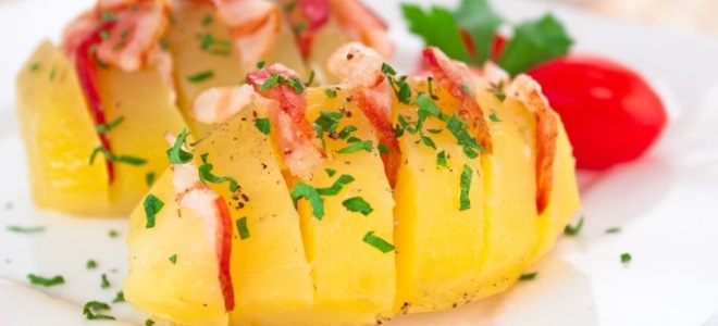 Картошка «Гармошка», запеченная с беконом, сыром, салом и колбасой