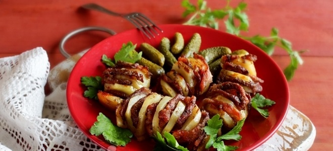 Картошка «Гармошка», запеченная с беконом, сыром, салом и колбасой