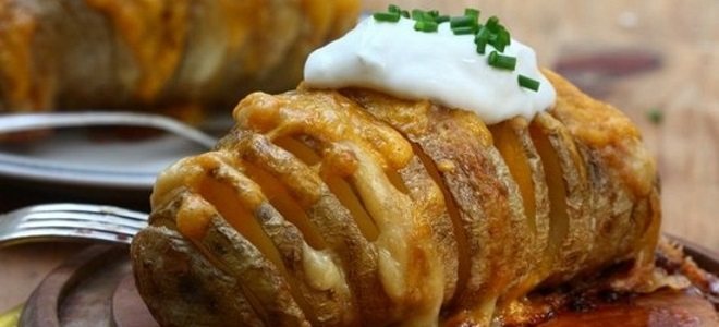 Картошка «Гармошка», запеченная с беконом, сыром, салом и колбасой