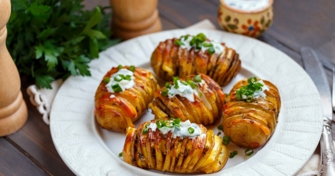 Картошка «Гармошка», запеченная с беконом, сыром, салом и колбасой