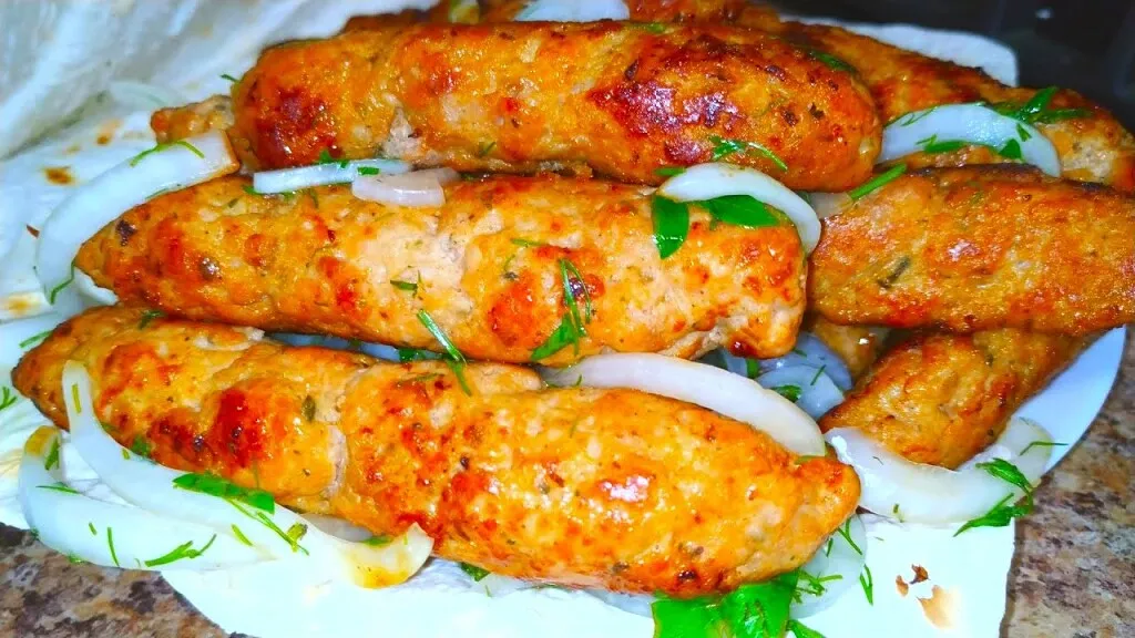 Шикарный рецепт из фарша на праздничный стол. Простой и безумно вкусный люля-кебаб на сковороде. Шикарный рецепт из фарша на праздничный стол. Простой и безумно вкусный люля-кебаб на сковороде.