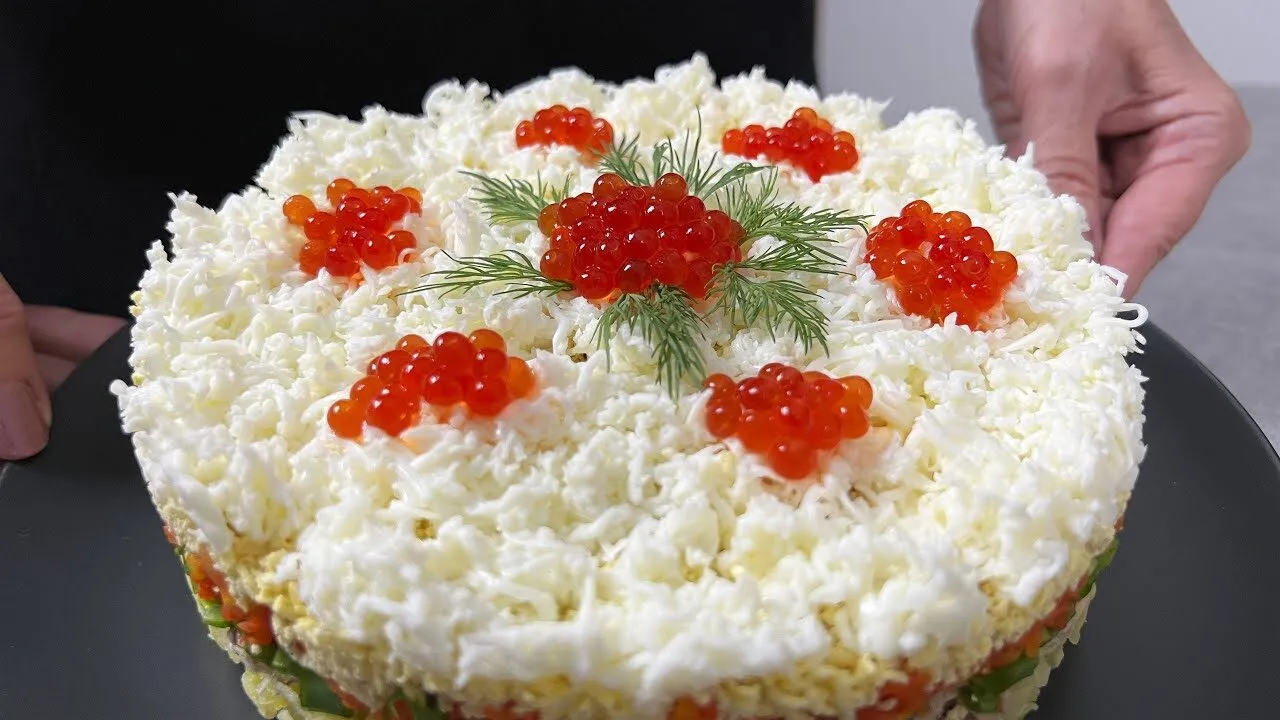 Мы просто обожаем этот салат! Безумно вкусный и красивый! Готовлю его каждый год!