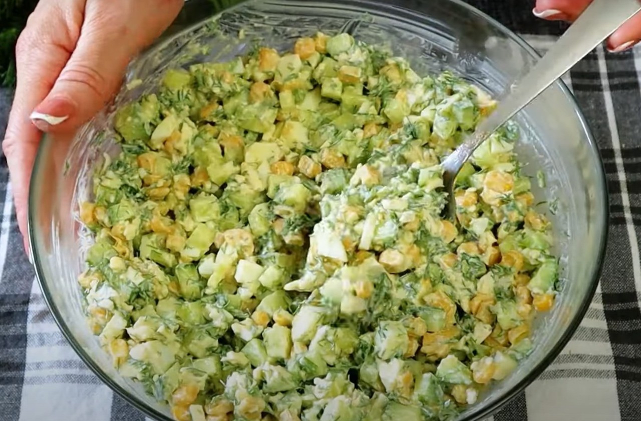 Самый летний рецепт - вкус обалденный. Вся семья подсела на этот салат: готовим на даче за 5 минут