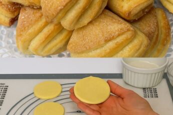 ВКУСНОЕ ТВОРОЖНОЕ ПЕЧЕНЬЕ🥠🍪🥠🍪🥠🍪 Нежное, тающее во рту творожное печенье с хрустящей сахарной корочкой - настоящее удовольствие к чаю! Эти воздушные слоеные "розочки" сочетают пользу творога и неповторимый вкус домашней выпечки. Простой рецепт из доступных ингредиентов, а результат - просто волшебный!